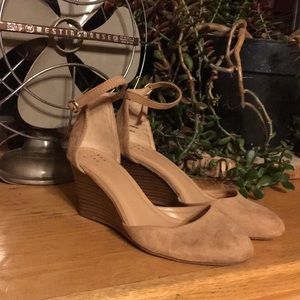 A Nee Day tan wedges size 6